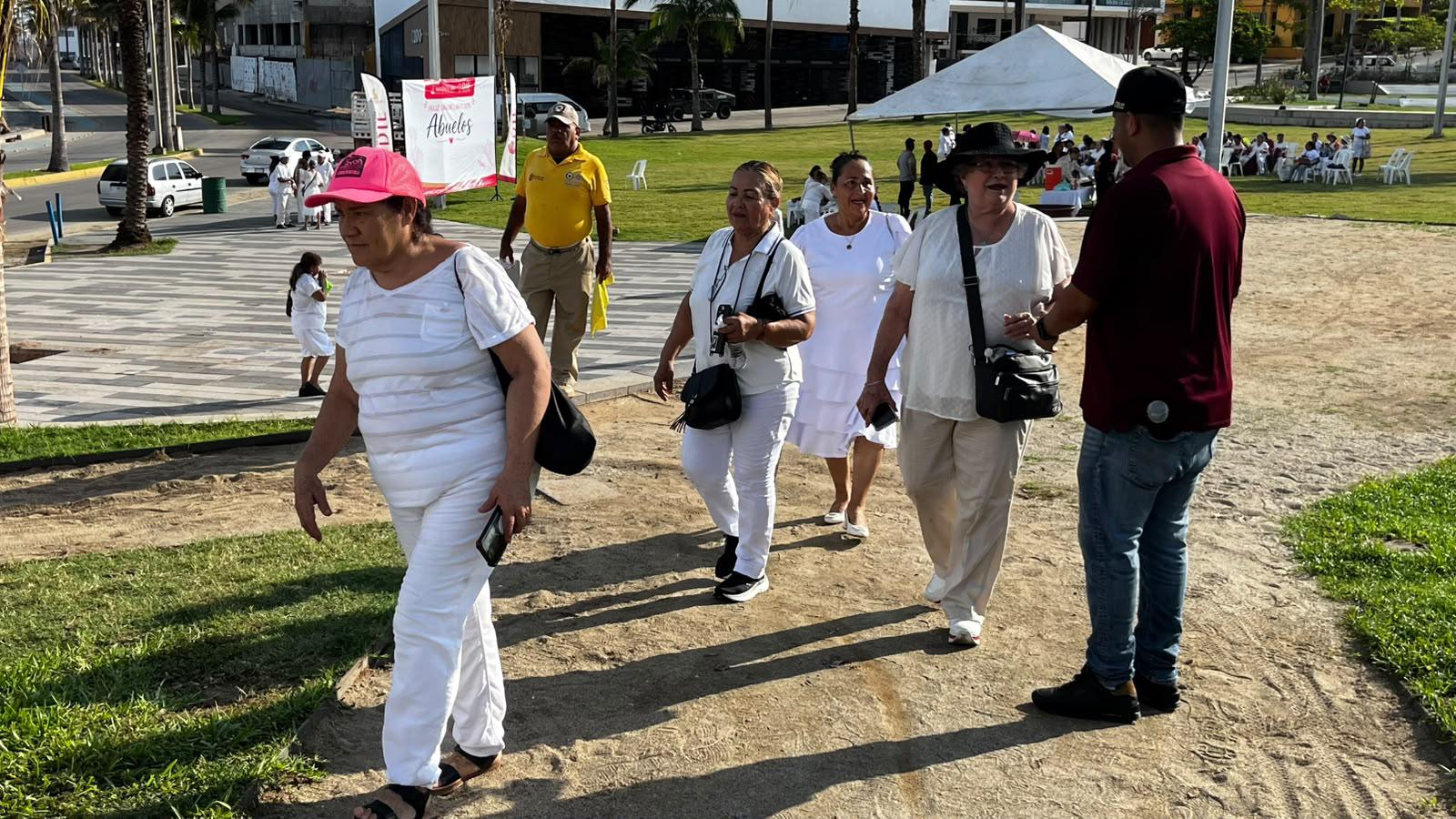 $!Inician festejos por el Día de las y los Abuelos con la caminata ‘Huellas de Vida’