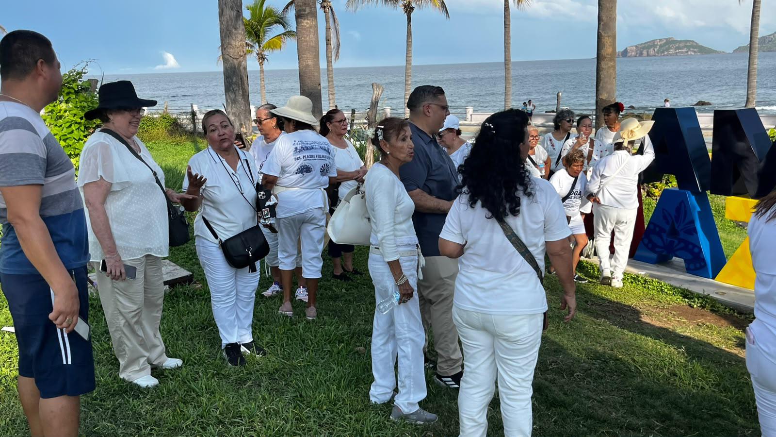 $!Inician festejos por el Día de las y los Abuelos con la caminata ‘Huellas de Vida’