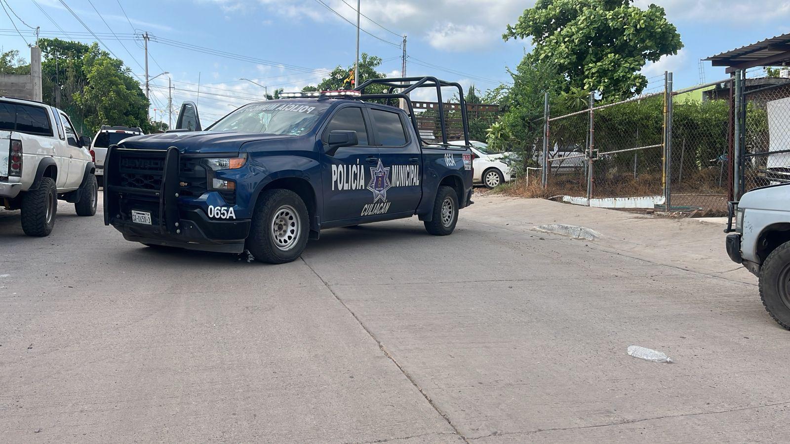 $!Balean fachada de una vivienda en Lomas del Magisterio, en Culiacán