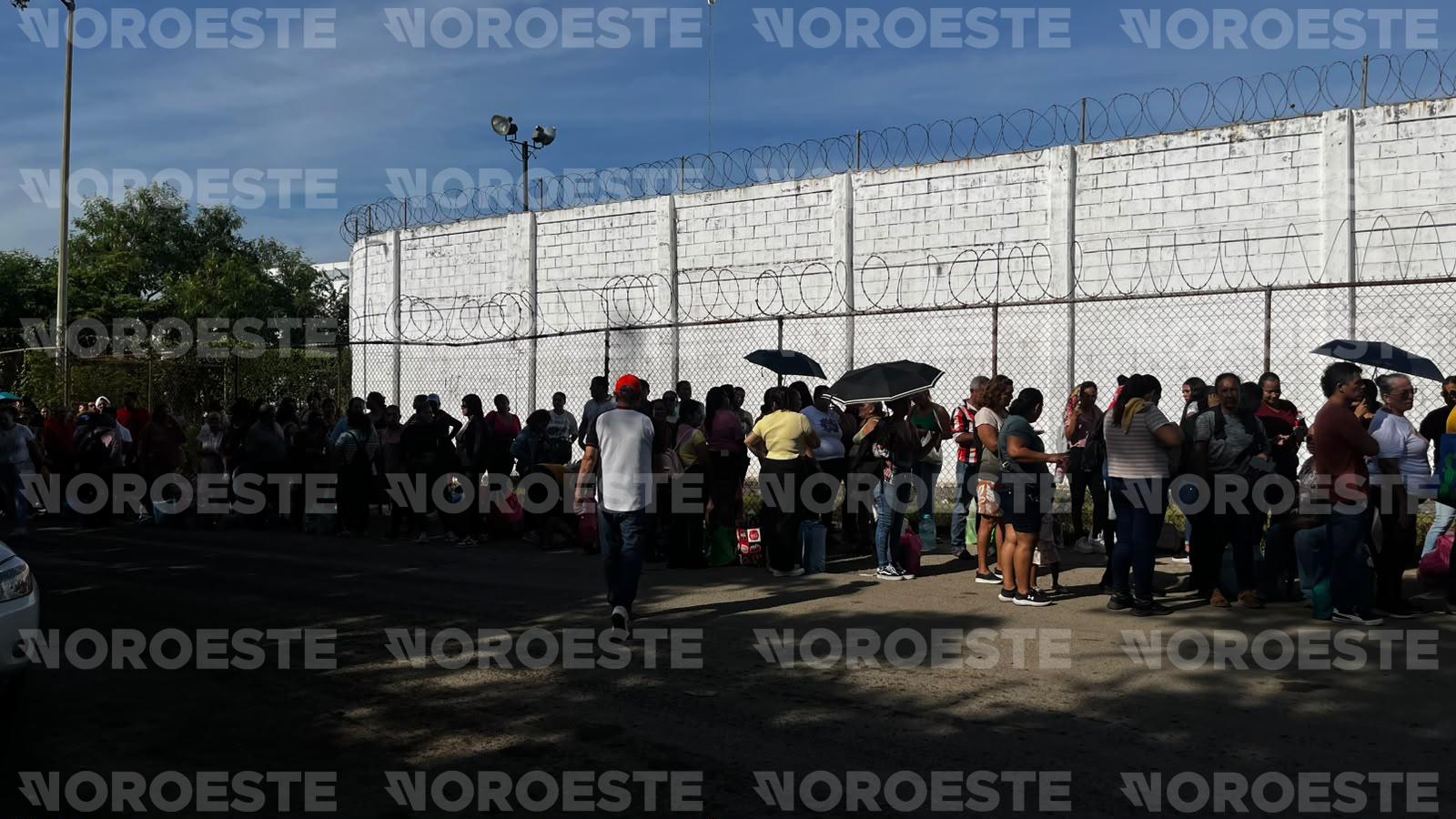 $!Hacen fila cerca de 300 personas para visitar a internos del Penal de El Castillo