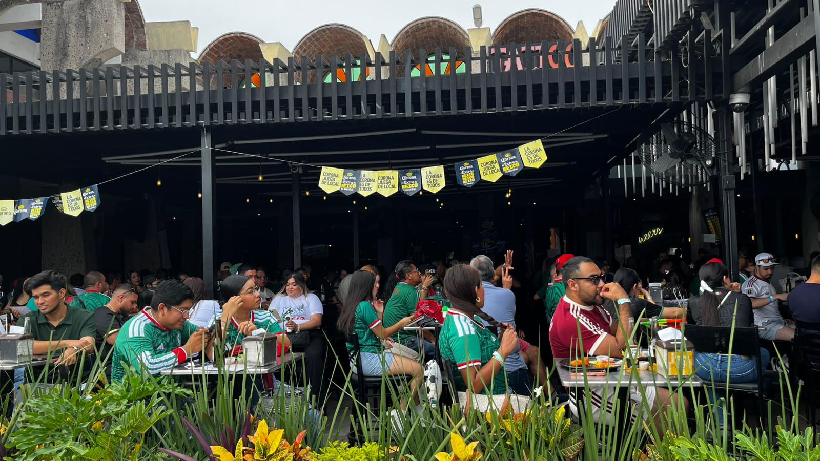 $!Afición se manifiesta también en zona turística para alentar a la Selección Mexicana
