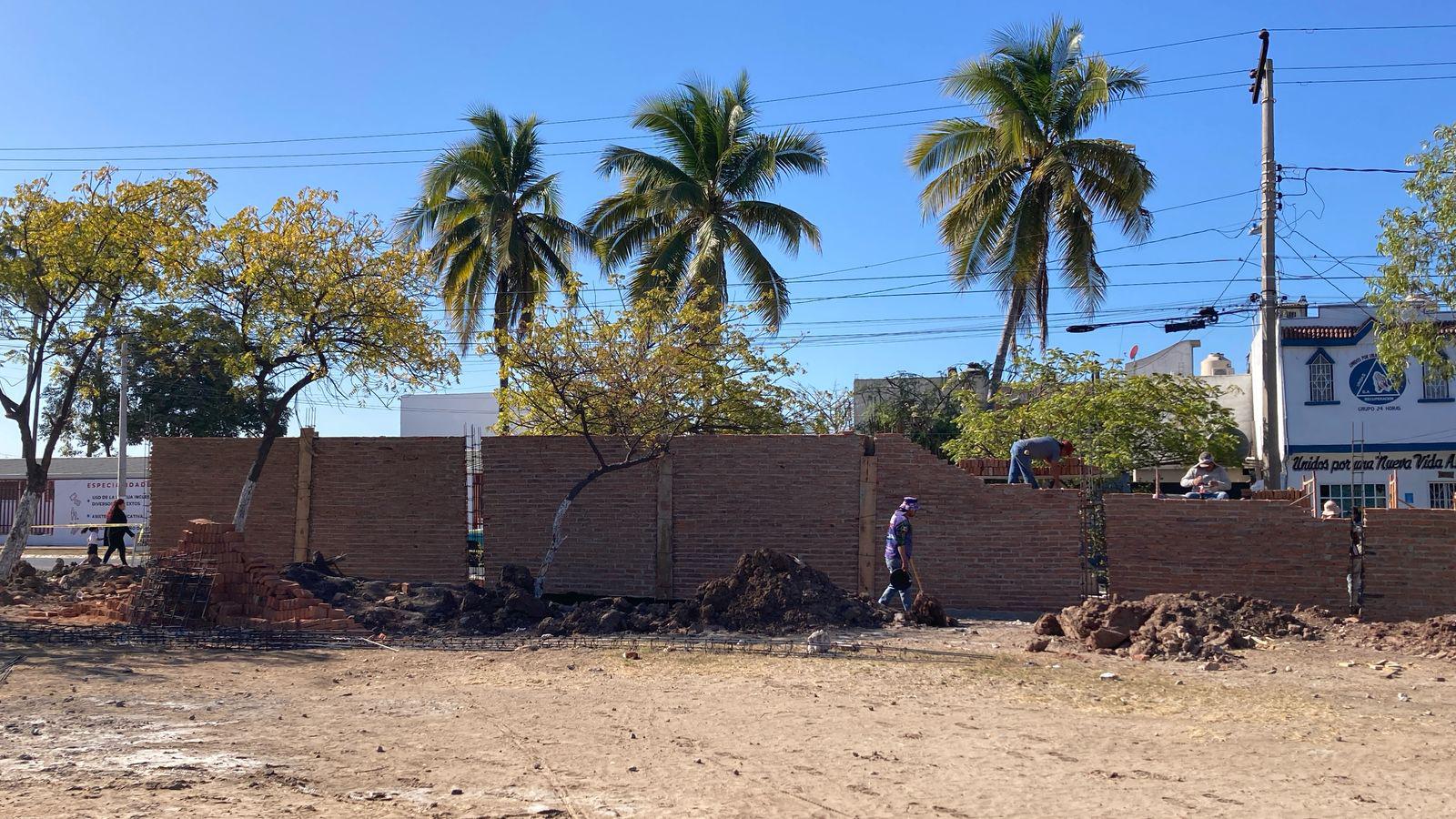 $!Agradecen pronto inicio de reconstrucción de barda perimetral en escuela primaria de Mazatlán