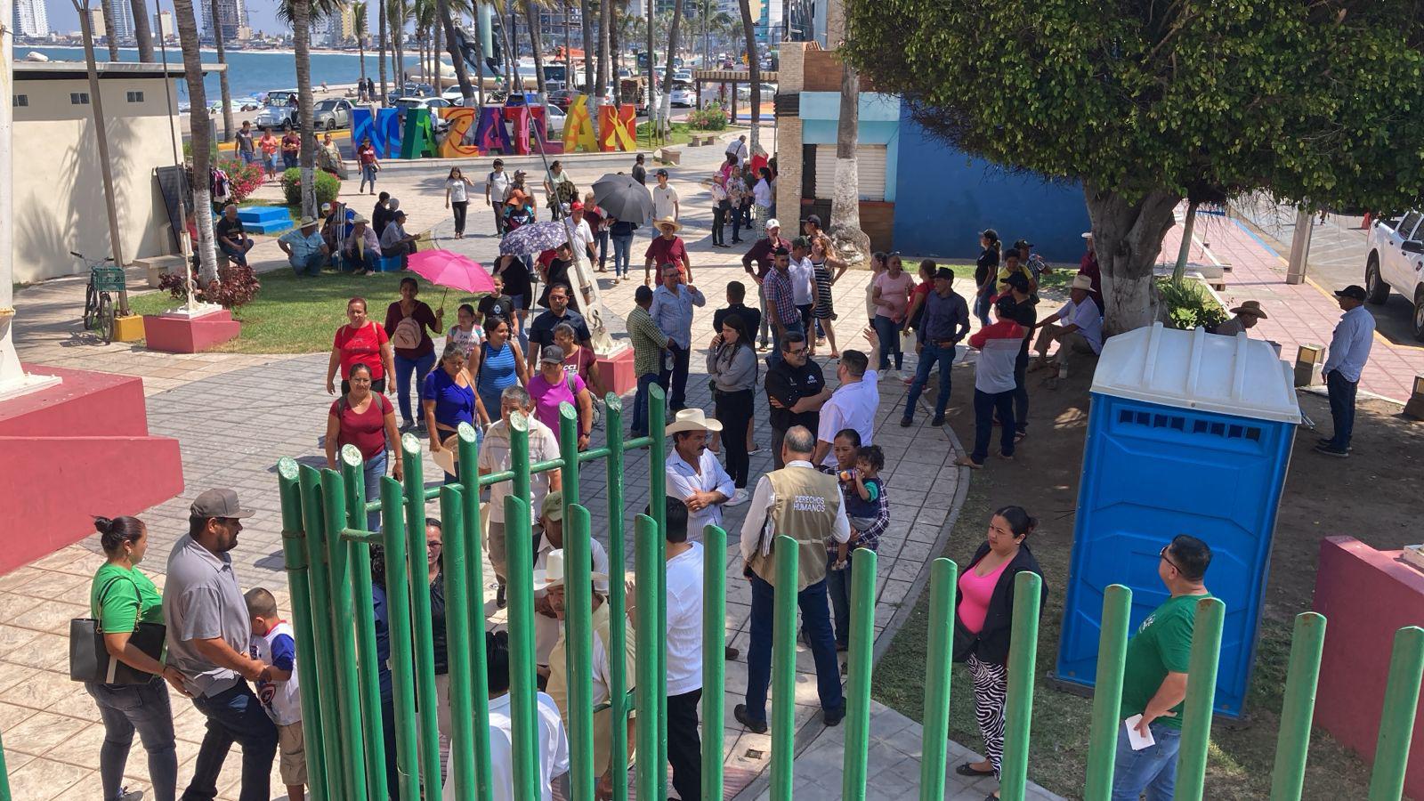 $!Pese a calor, beneficiarios de la zona rural deciden esperar por sus escrituras en Mazatlán