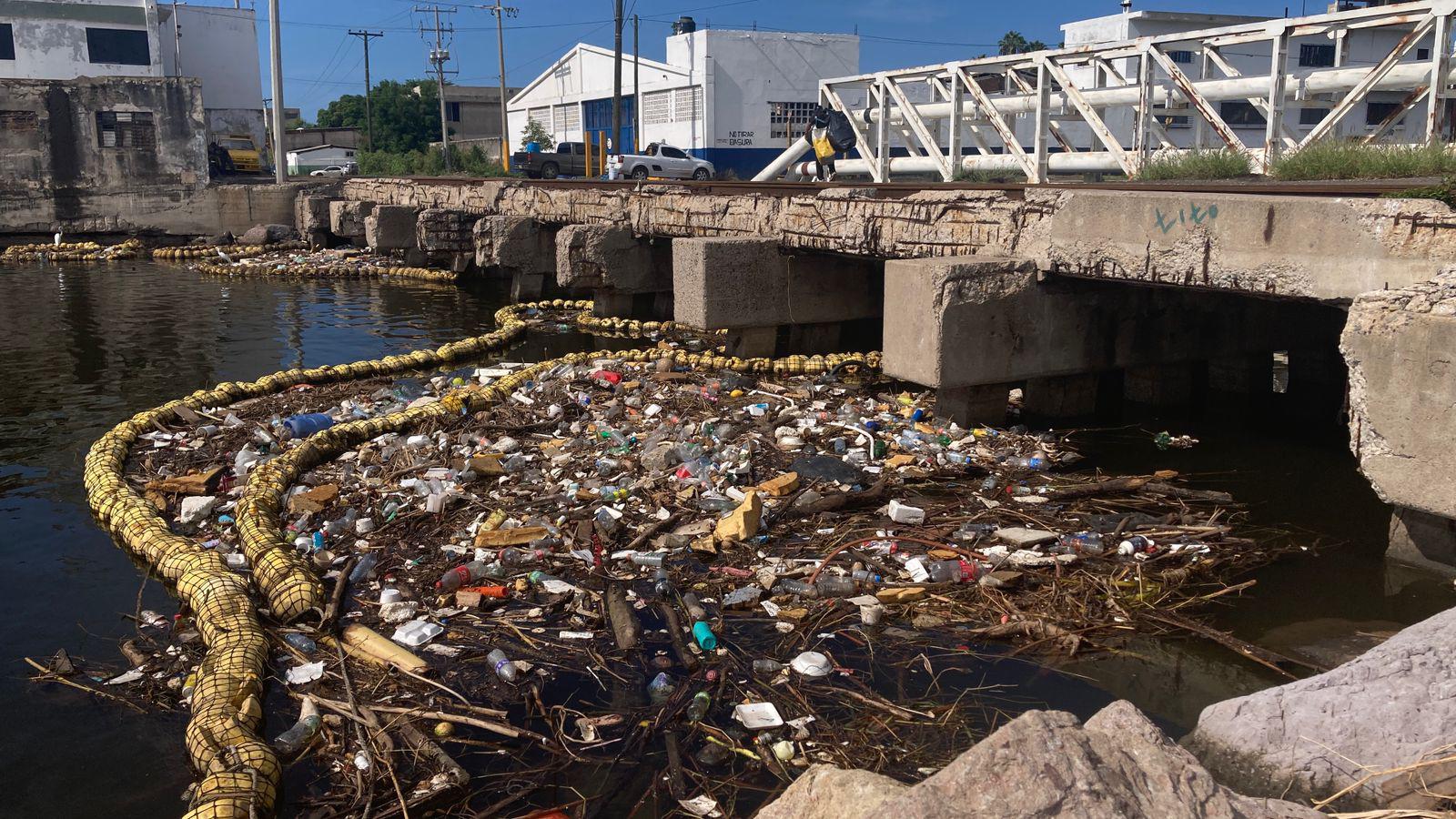 $!Biobarda del puente Juárez continúa acumulando basura tras últimas lluvias en Mazatlán