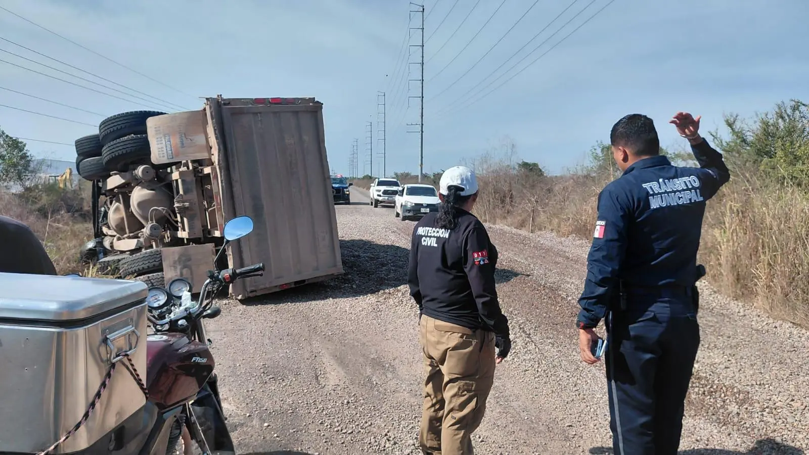 $!Hombre resulta lesionado tras volcadura en carretera Escuinapa-Teacapán