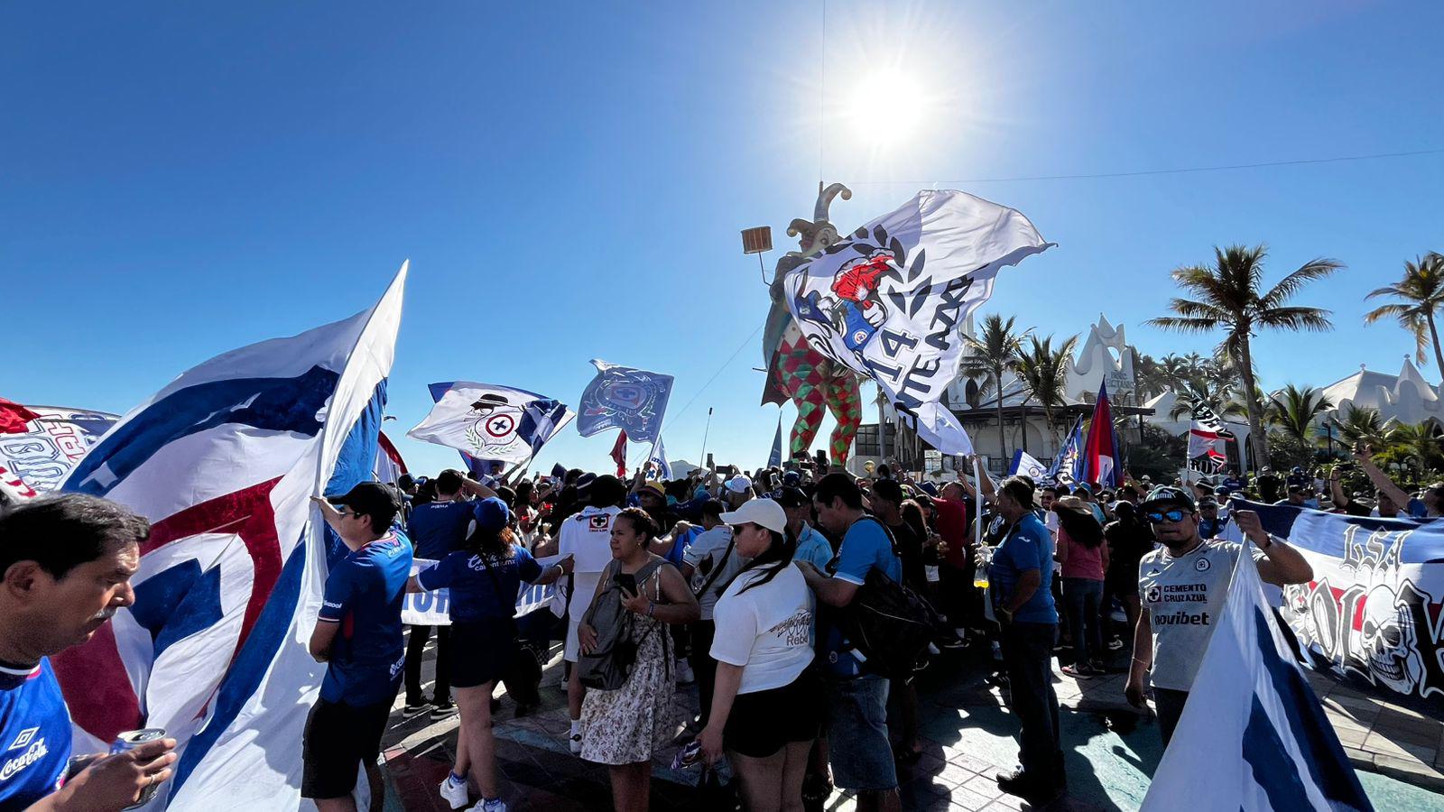 $!#FOTOS | Afición de Cruz Azul abarrota el parador fotográfico de Mazatlán