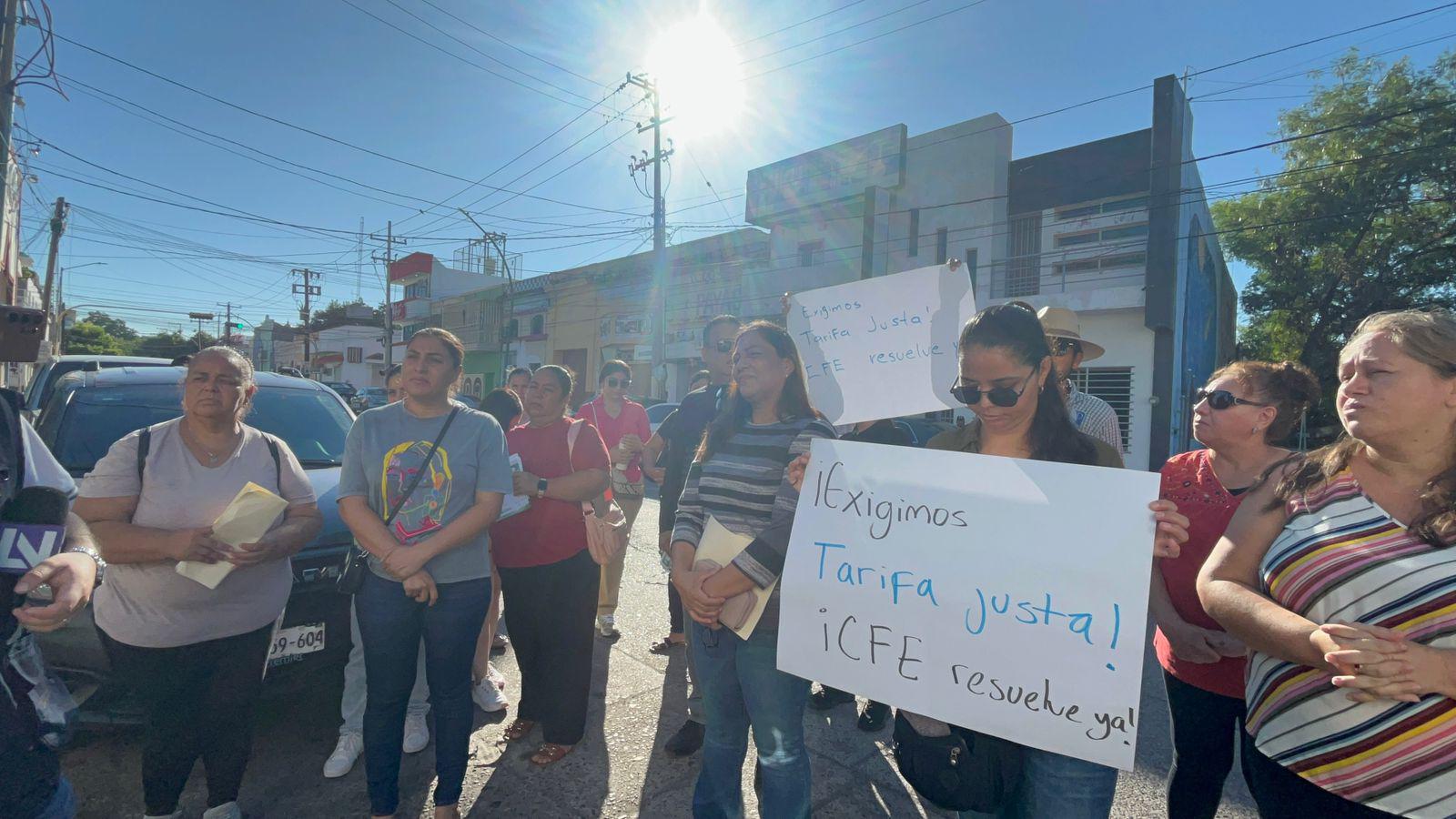 $!Se manifiestan en la CFE vecinos de La Limita de Itaje, en Culiacán, por cobros excesivos
