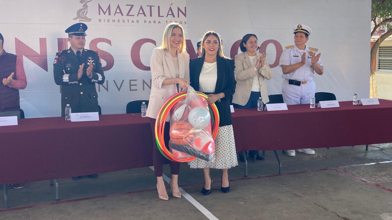 $!Dan banderazo de inicio de construcción de barda perimetral en escuela de Mazatlán