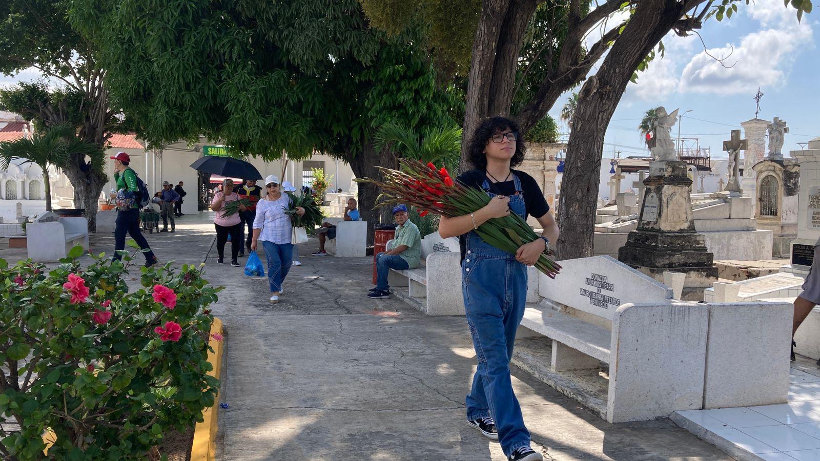 $!Registran panteones de Mazatlán buena afluencia en el Día de Todos los Santos