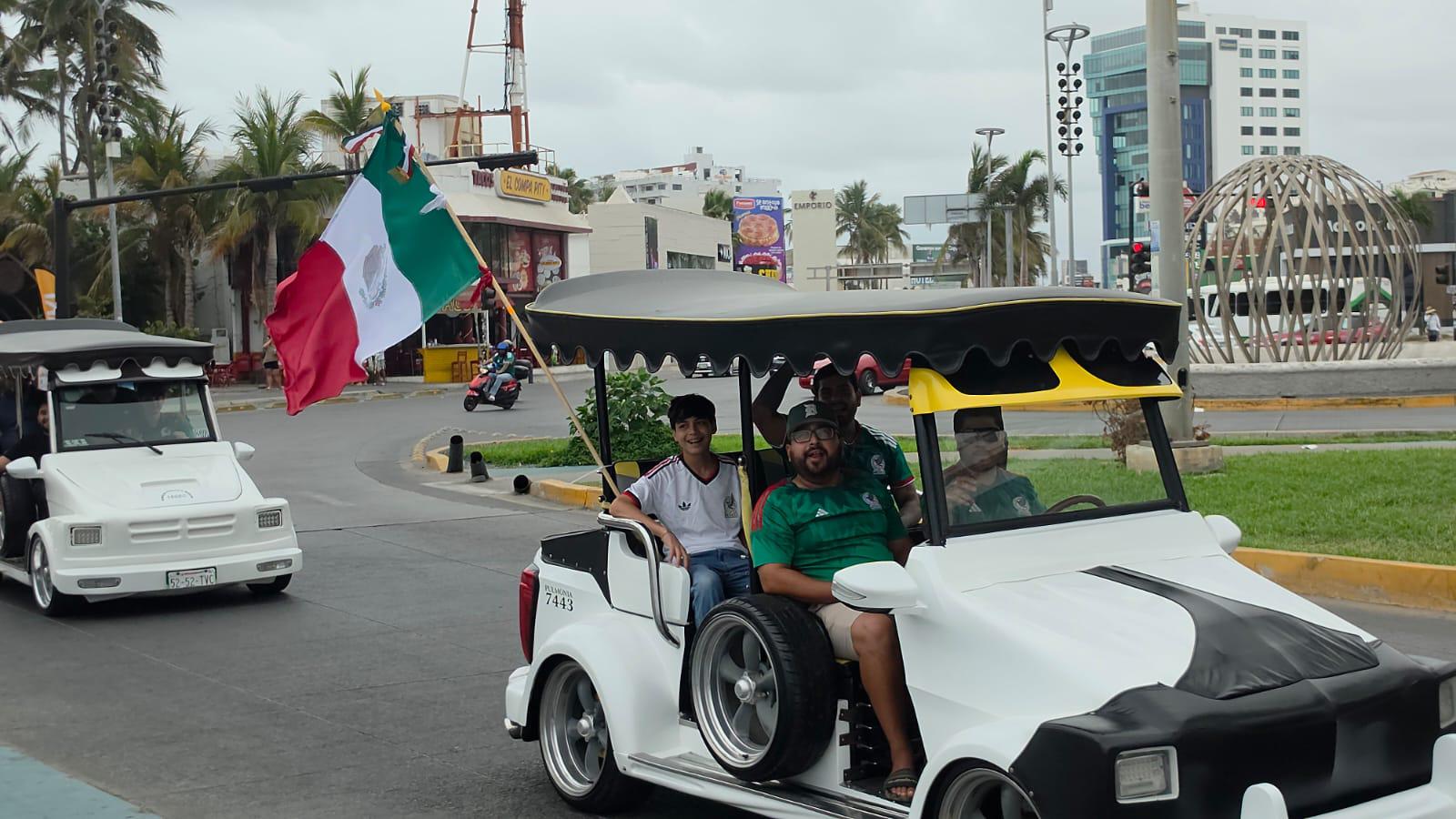 $!A bordo de una pulmonía y portando la bandera mexicana, aficionados recorrieron el malecón de Mazatlán para celebrar el triunfo de la selección.
