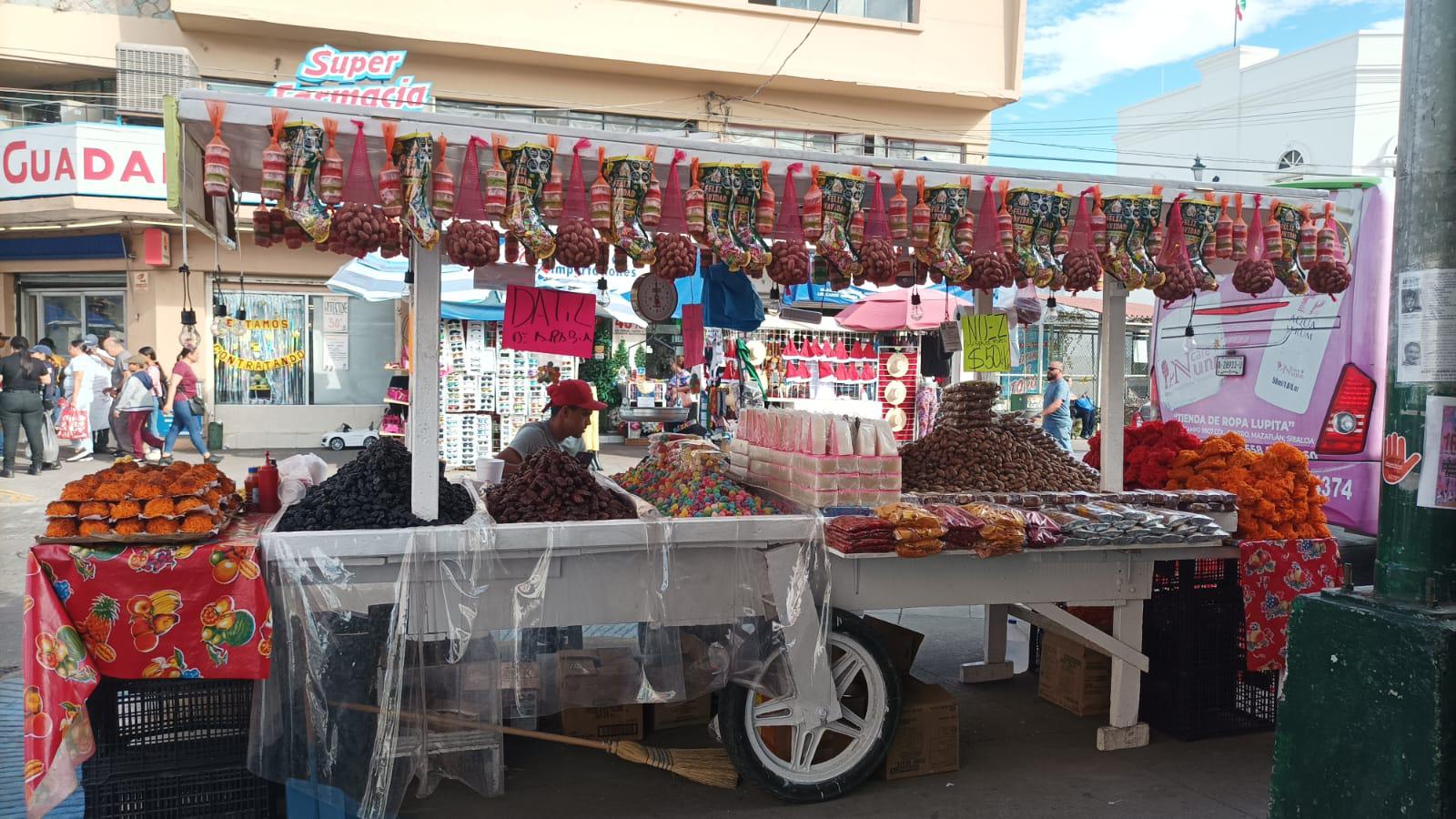 $!Se llenan mercados y comercios ambulantes de dulces navideños