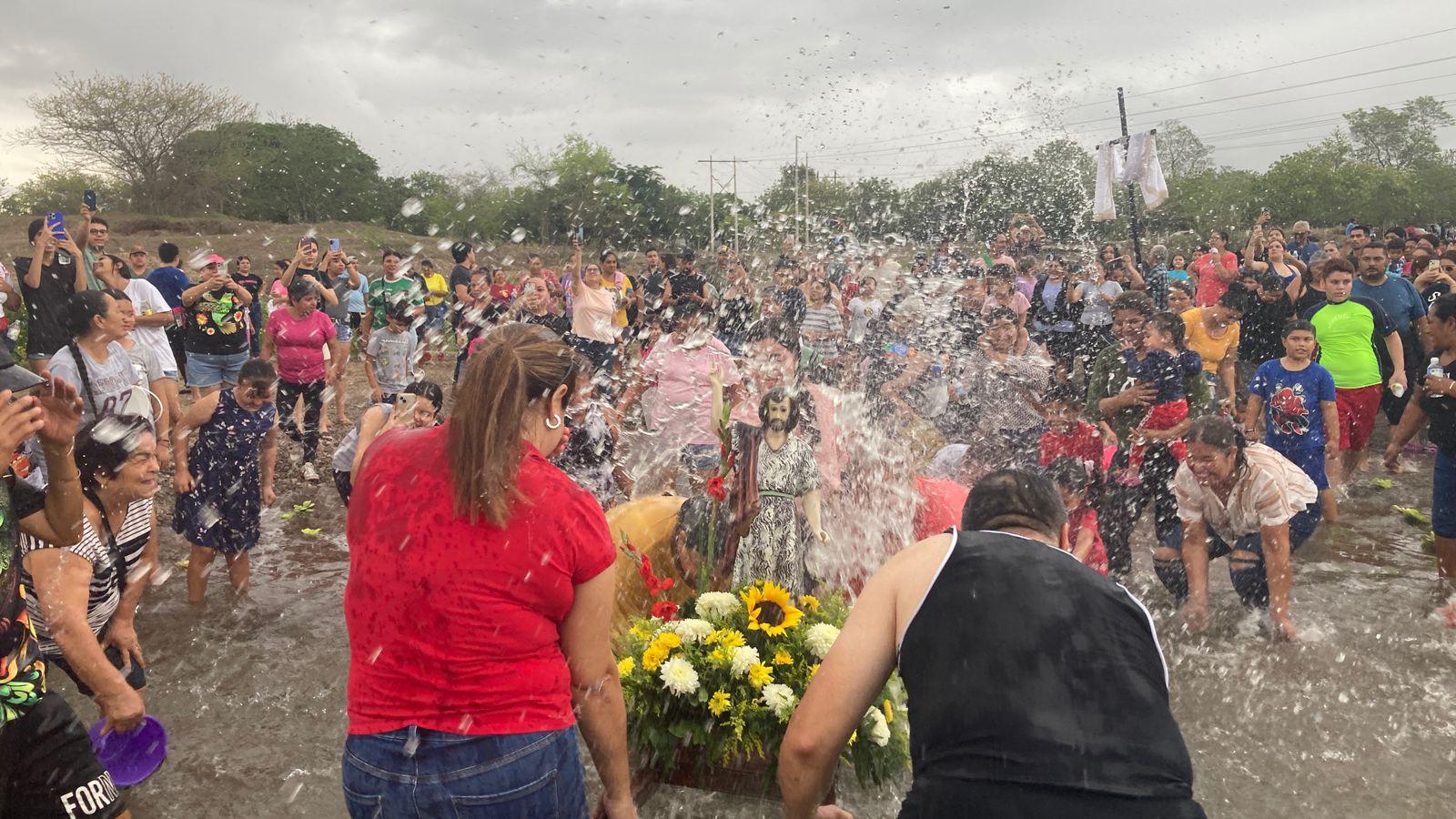 $!Cumplen feligreses a San Juan Bautista en el Río Presidio, en Villa Unión