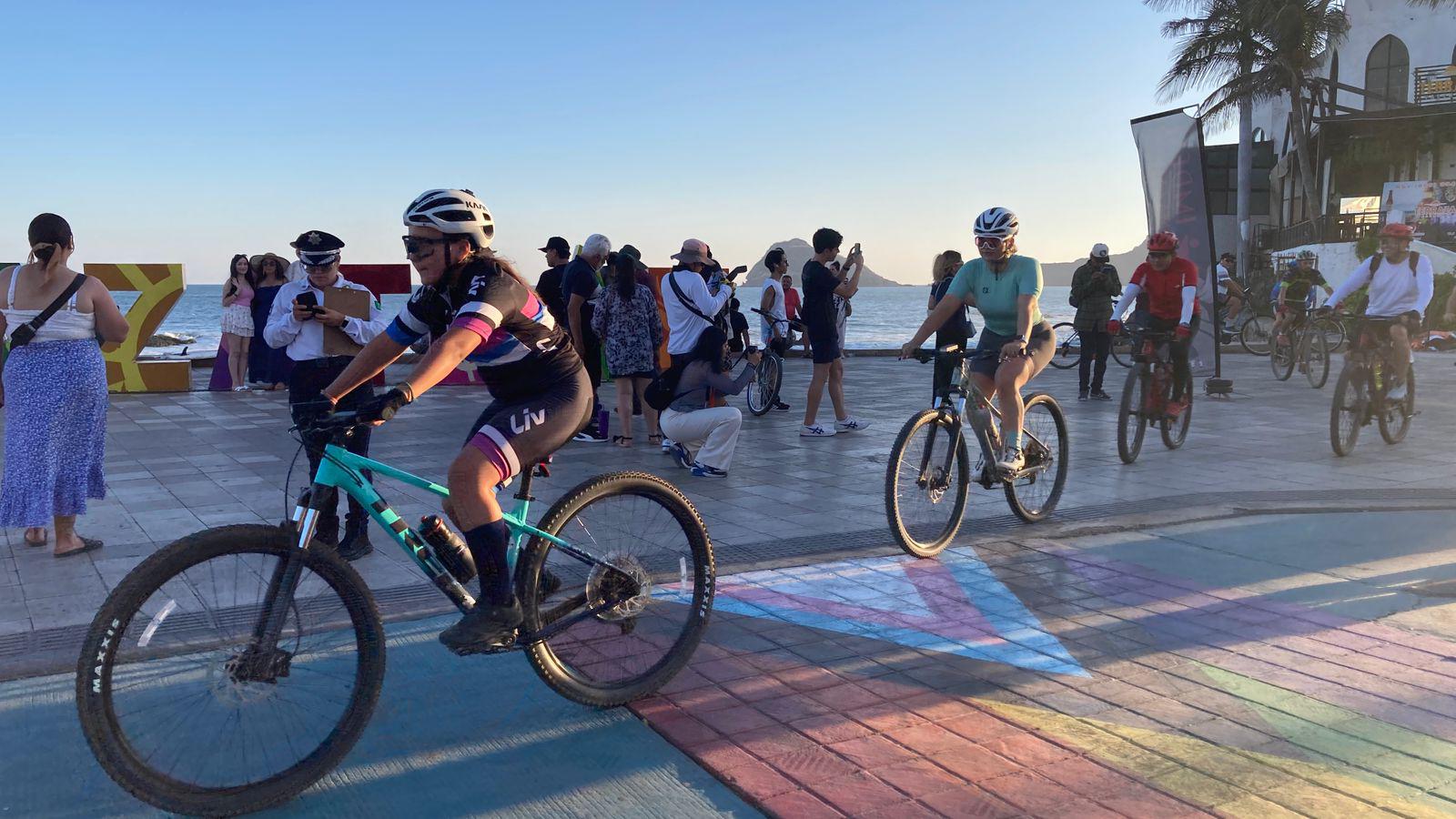 $!Familias mazatlecas celebran el Día Mundial de la Bicicleta con paseo por el malecón