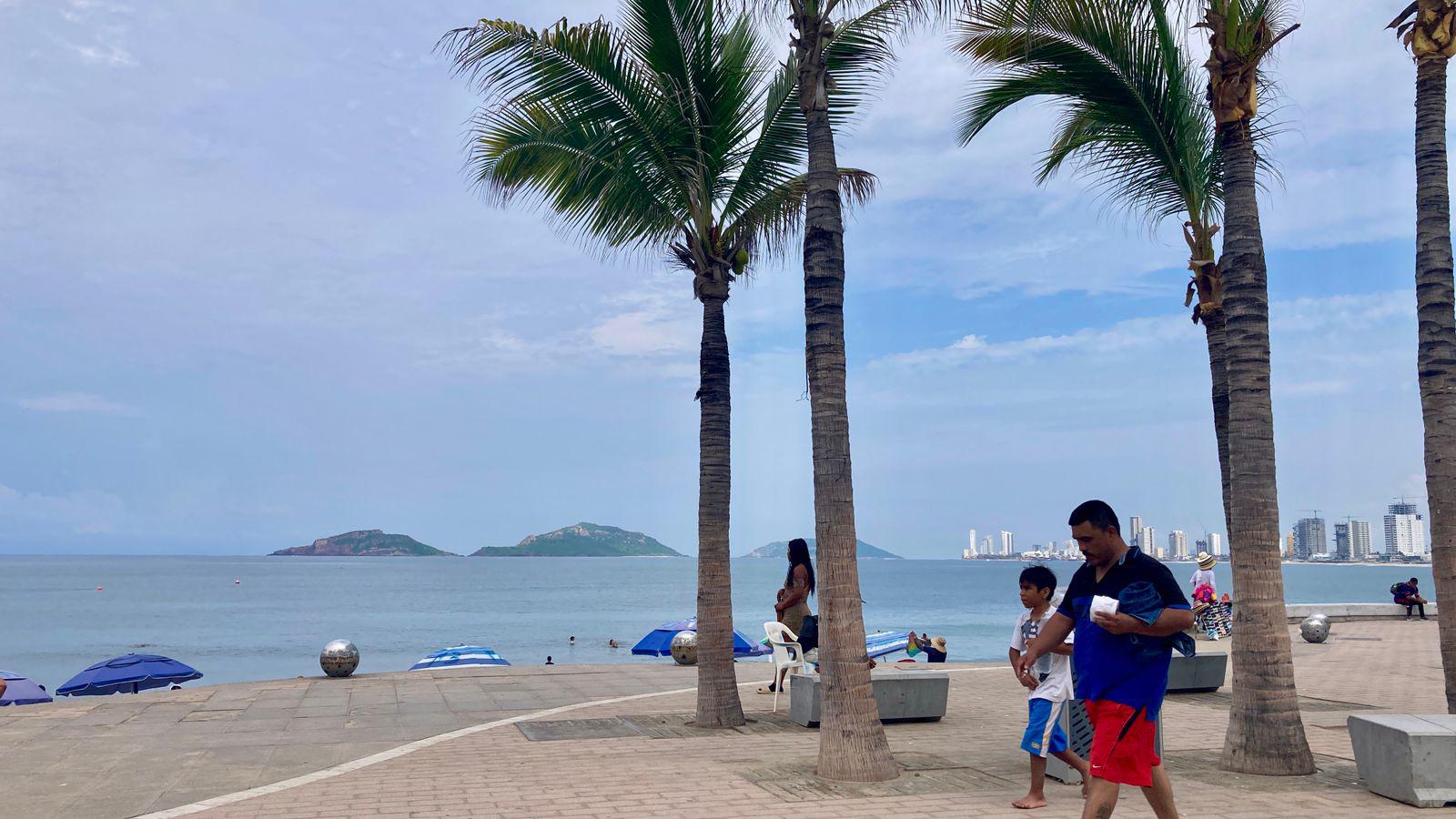 $!Viven mazatlecos un viernes nublado con temperaturas de 30 grados centígrados