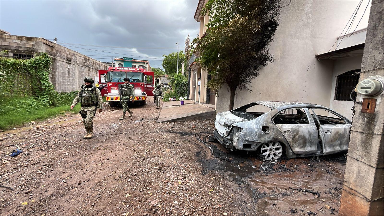 $!Vehículo se incendia por falla mecánica y queda en pérdida total en la colonia Amado Nervo, en Culiacán