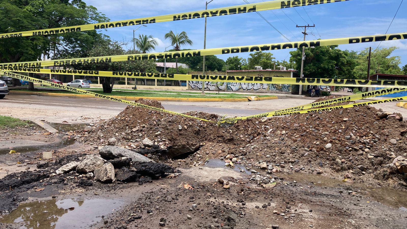 $!Reciben vecinos de la colonia 20 de noviembre atención a fuga de drenaje que afectaba sus viviendas