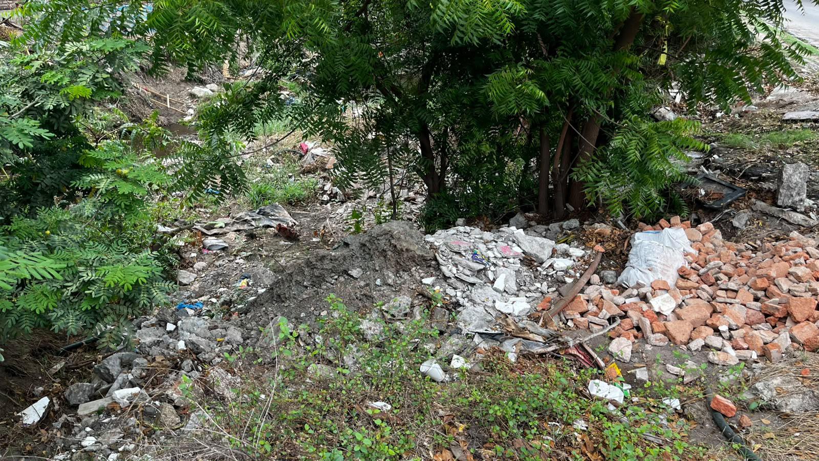 $!Desechos y escombros saturan arroyo entre avenida Santa Rosa y Fuentes del Valle, en Mazatlán