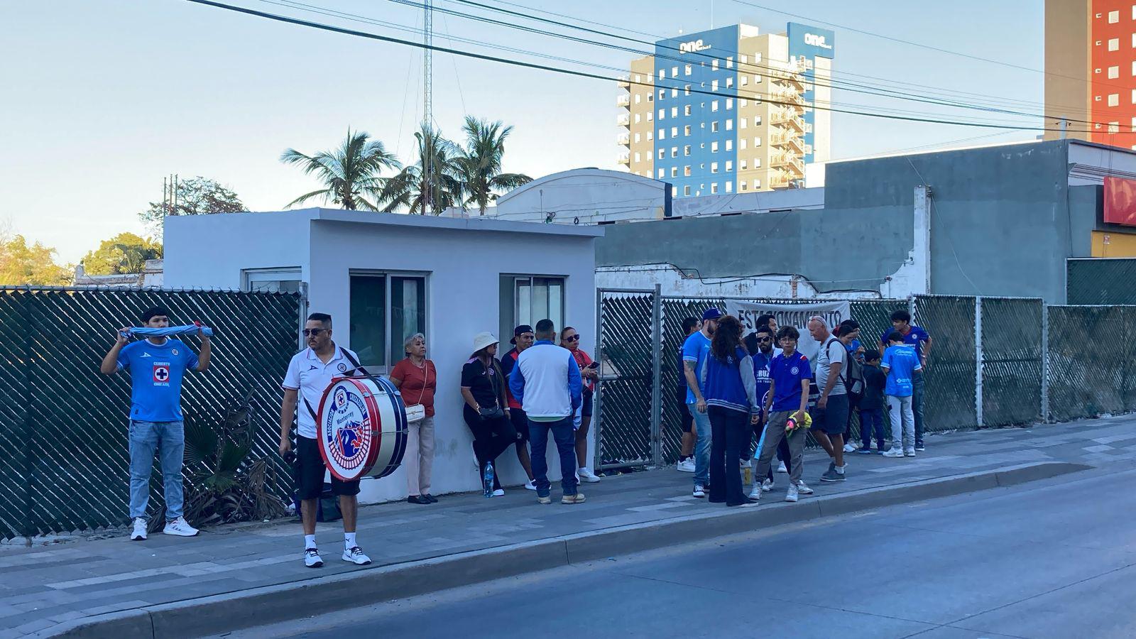 $!Aficionados del Cruz Azul reciben a su equipo en Mazatlán