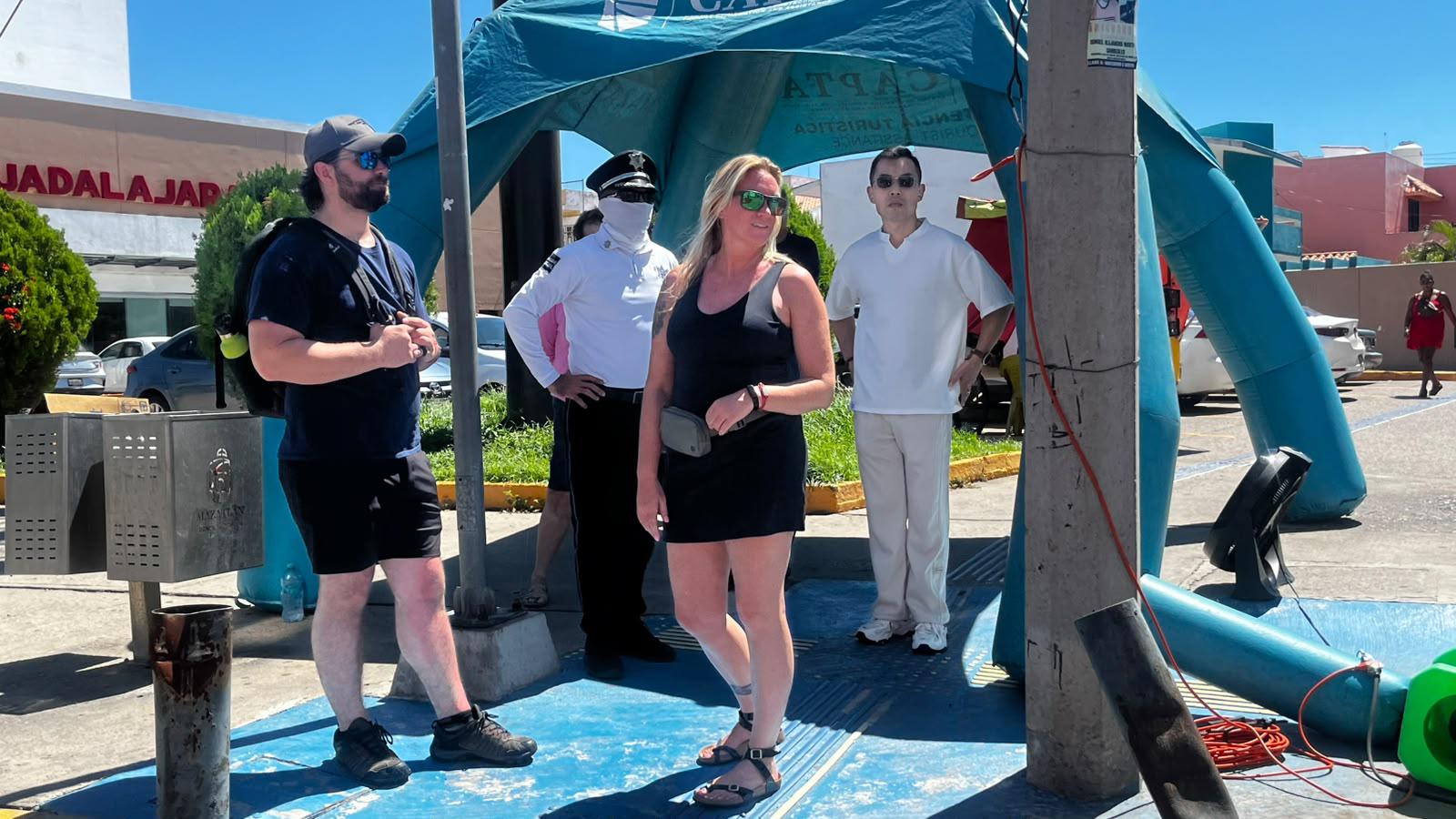 $!Con presencia de fuerzas federales, cruceristas recorren atractivos de Mazatlán