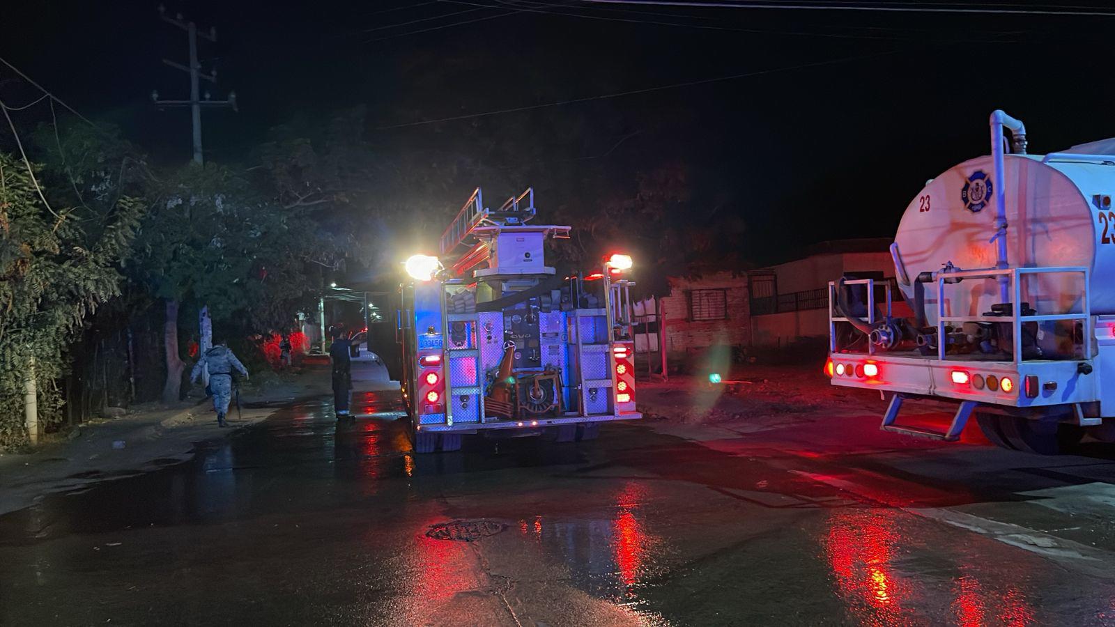 $!Incendian casa de lámina y madera en colonia Buena Vista, en Culiacán