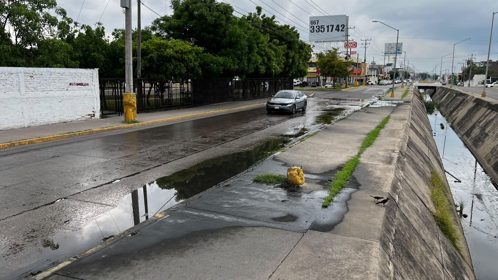 $!Reportan fuga de agua cerca de la Secundaria General 3, en Mazatlán