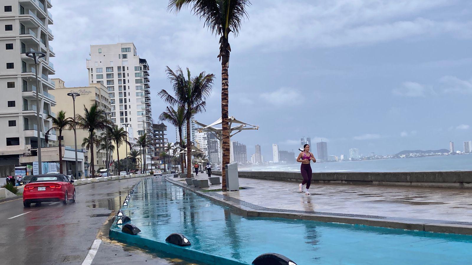 $!Persisten lluvias durante la mañana en Mazatlán, con altas probabilidades de continuar durante el día