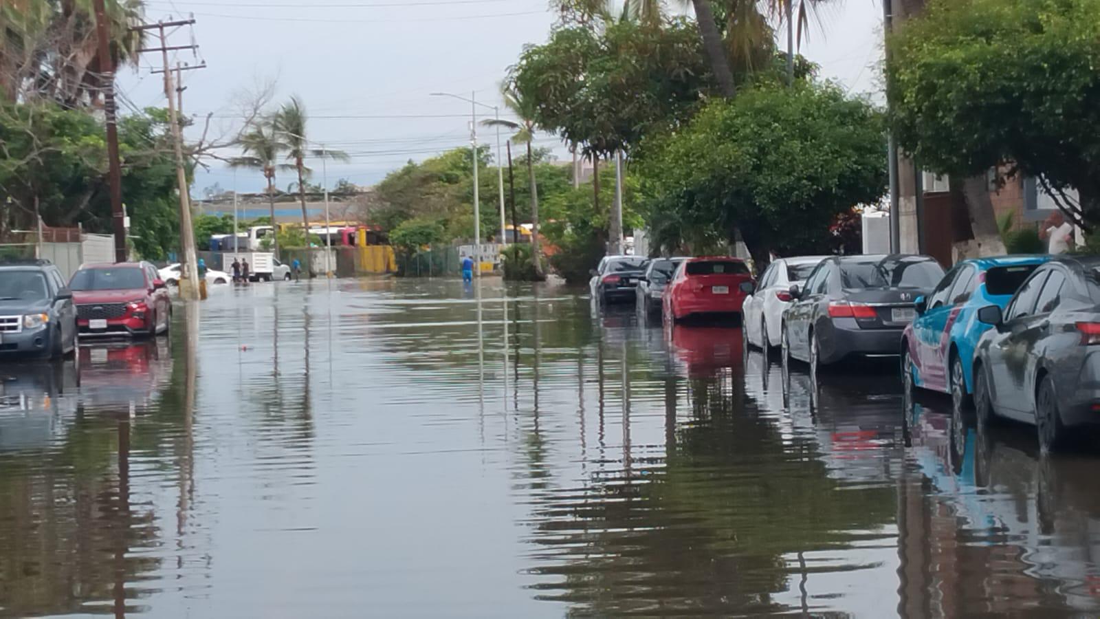$!Lluvias de madrugada provocan fuertes inundaciones en algunas vialidades de Mazatlán