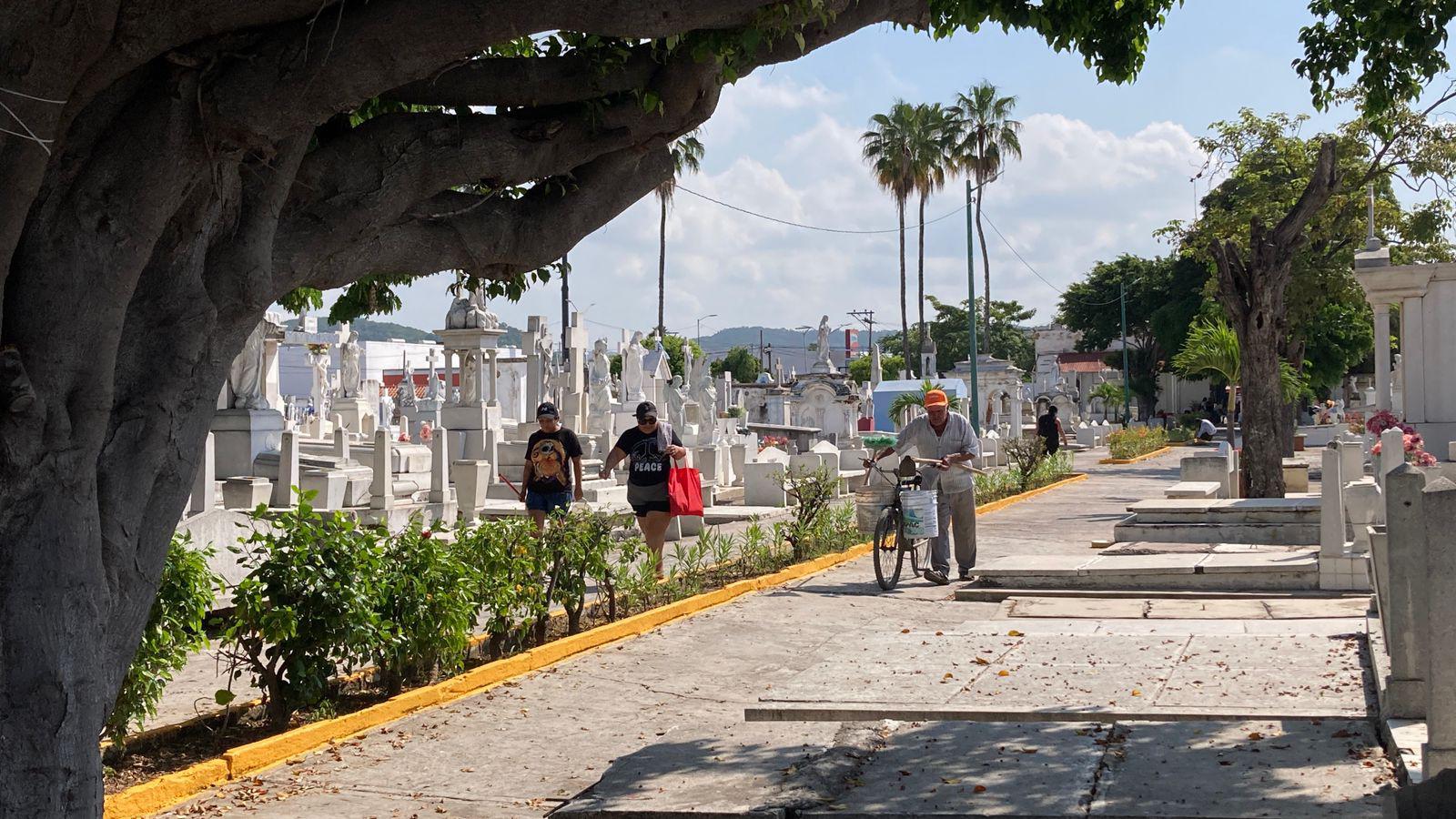 $!Mazatlán alista panteones para recibir a miles por Día de Muertos