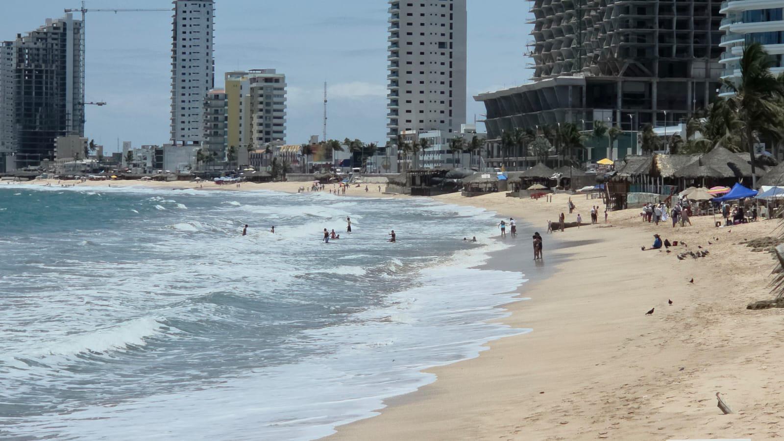 $!Disminuye oleaje en playas de Mazatlán, pero se mantiene presencia de quemadores