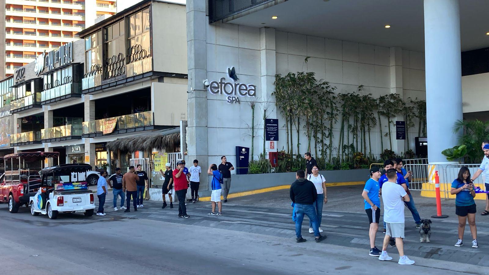 $!Aficionados del Cruz Azul reciben a su equipo en Mazatlán