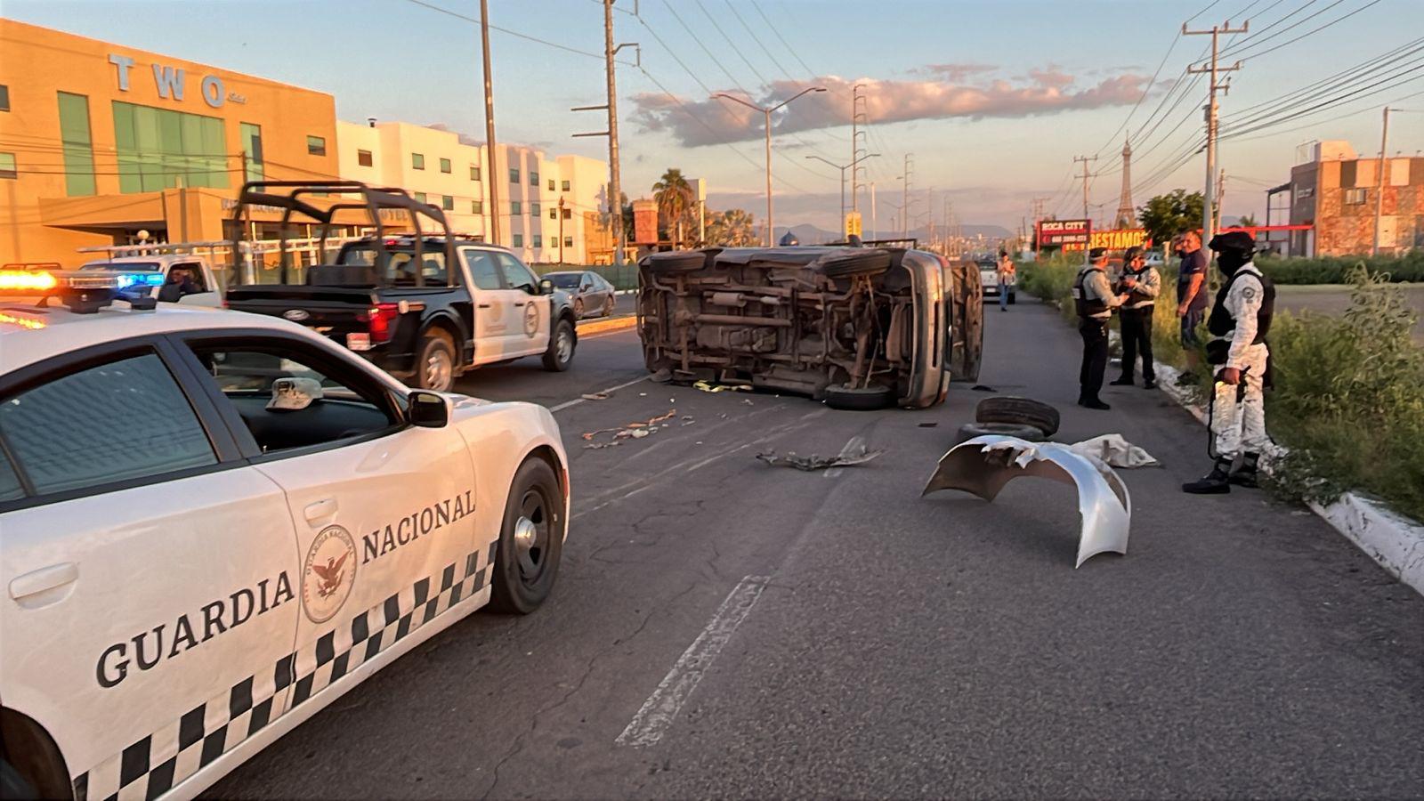 $!Volcadura provoca caos vial en la salida norte de Culiacán