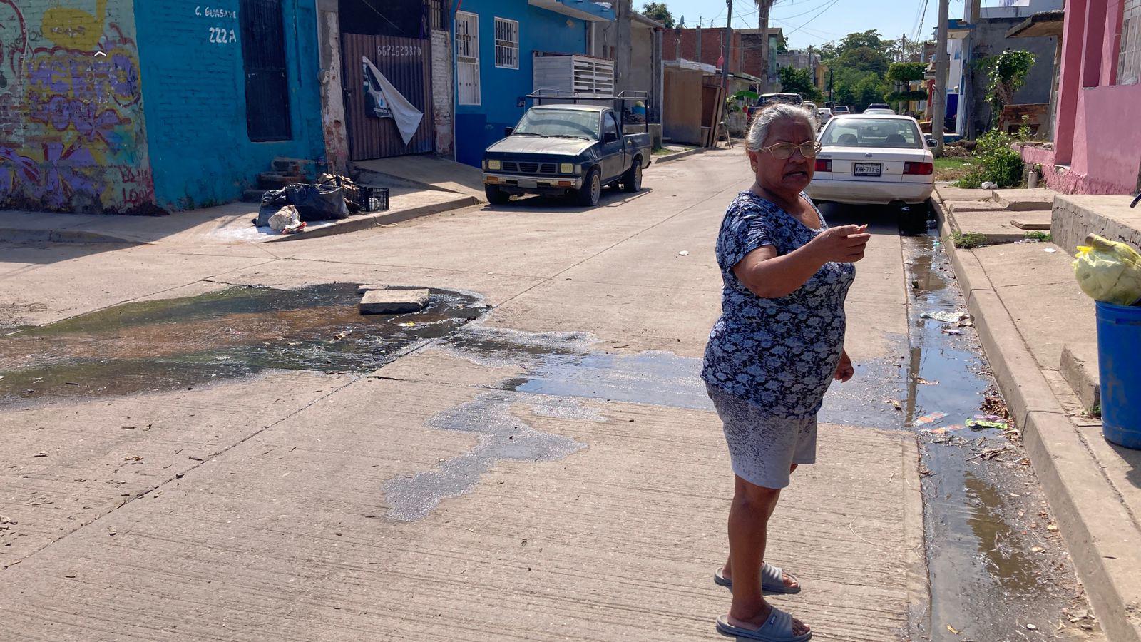 $!Fugas de agua potable invaden varias zonas de Mazatlán