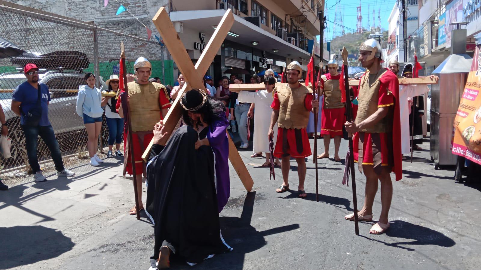 $!Mazatlecos y turistas atestiguan el Viacrucis Viviente en calles del Centro de puerto