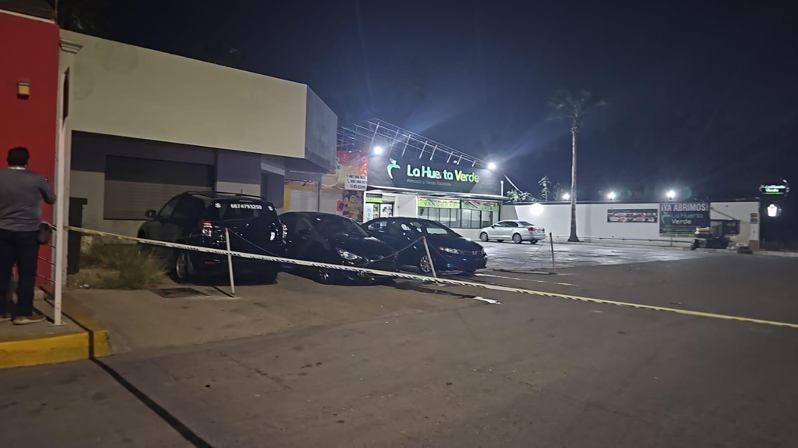 $!Atacan a balazos vehículos en exhibición en el fraccionamiento Bonanza, en Culiacán