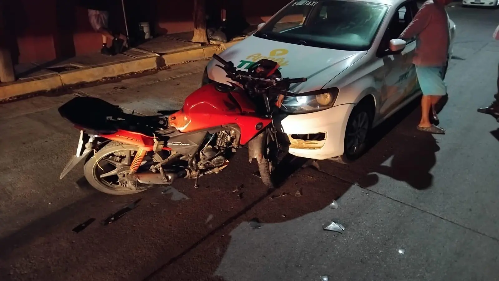 $!En Mazatlán motociclista choca contra taxi y huye del lugar