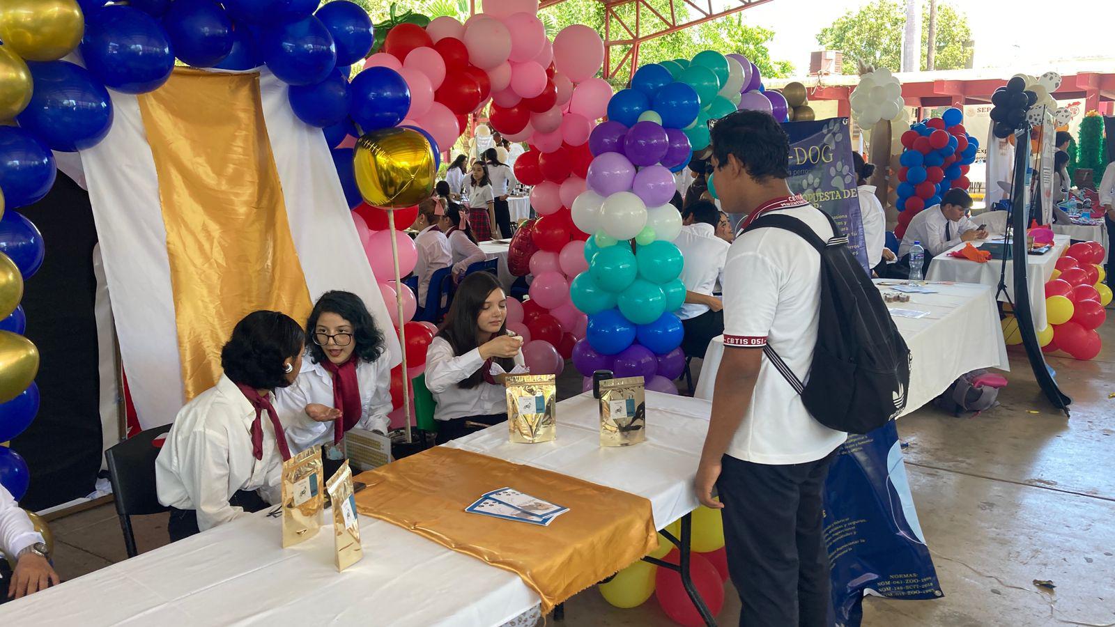 $!Muestran estudiantes de Alimentos sus mejores ideas en la ‘Expo-Proyecta tu Ingenio’ de Cbtis 51