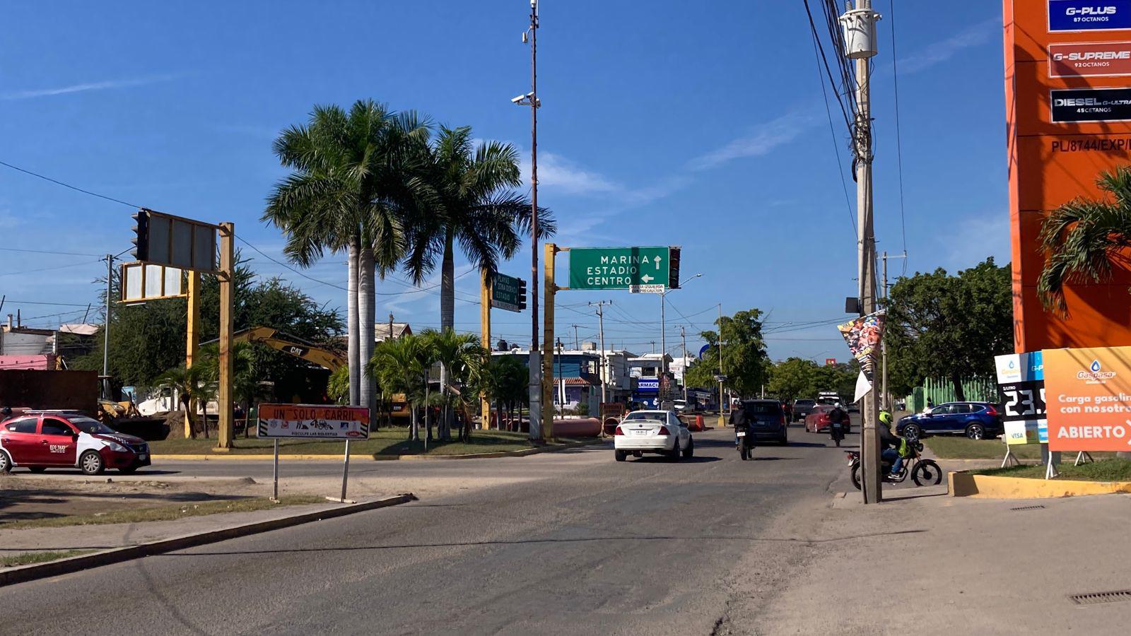 $!Genera congestionamiento vehicular cierre de tramo de Avenida Insurgentes por obras en colector sanitario