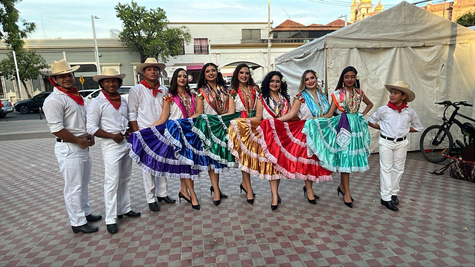 $!Bailarines de la compañía Bemalcú, de La Paz, previo a su participación.