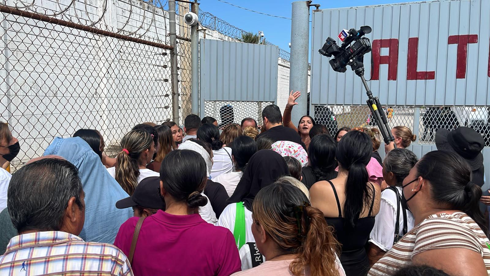 $!Bajo protocolos de seguridad familiares comienzan a ingresan al penal El Castillo, en Mazatlán