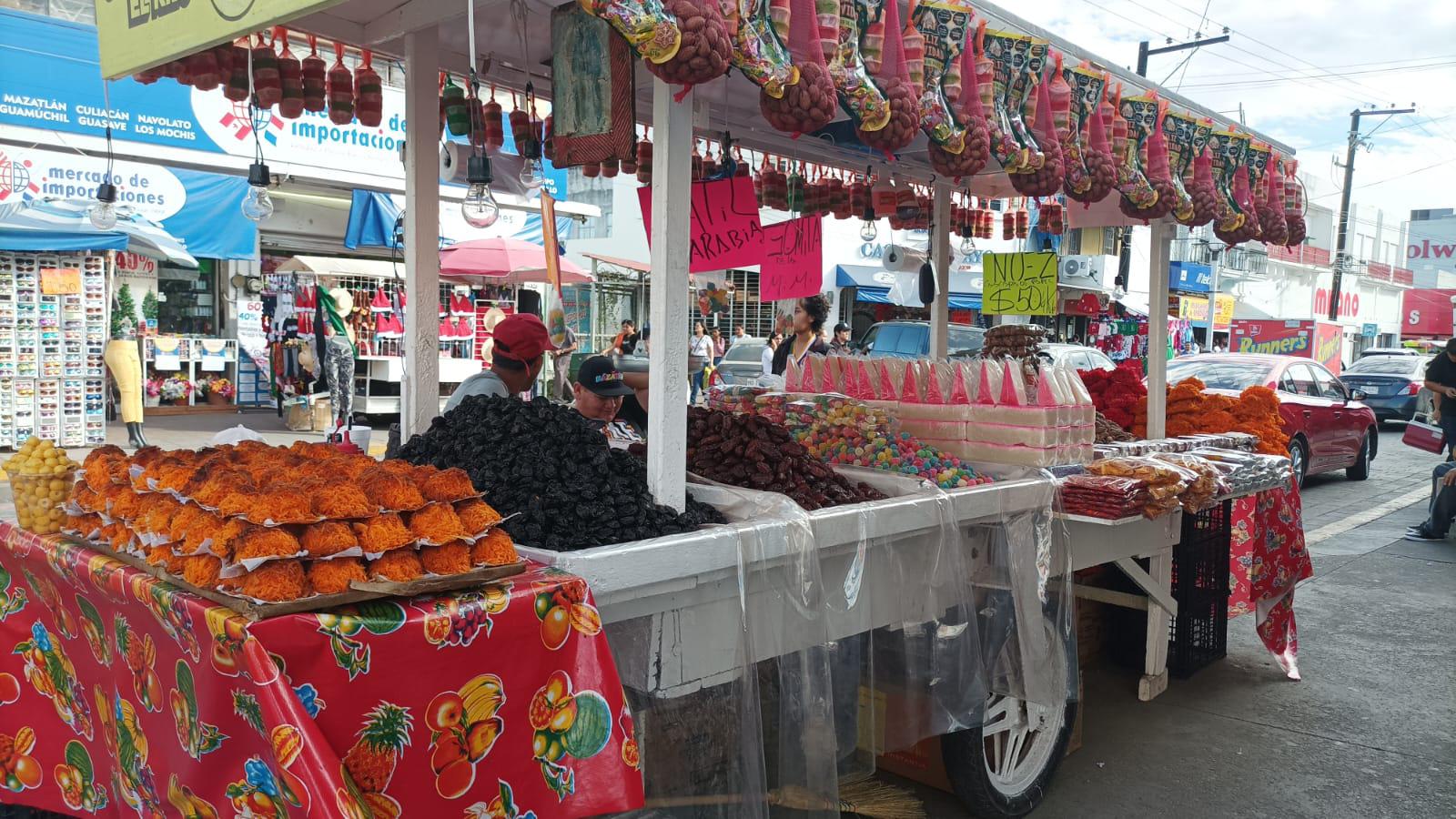$!Se llenan mercados y comercios ambulantes de dulces navideños