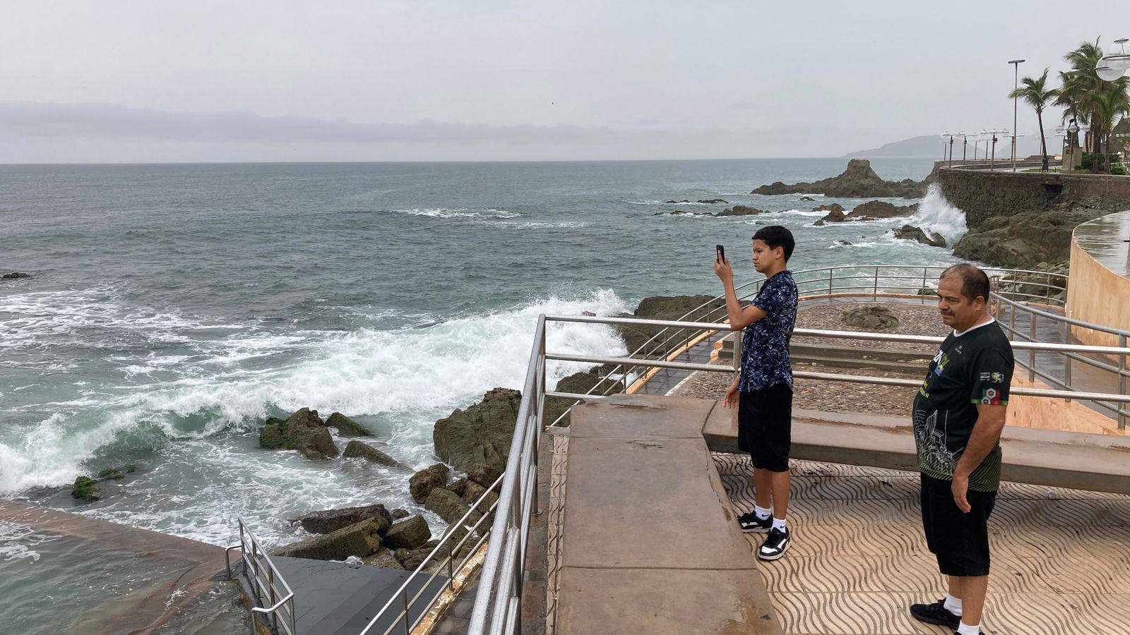 $!Oleaje fuerte y mantarrayas marcan el sábado en playas de Mazatlán