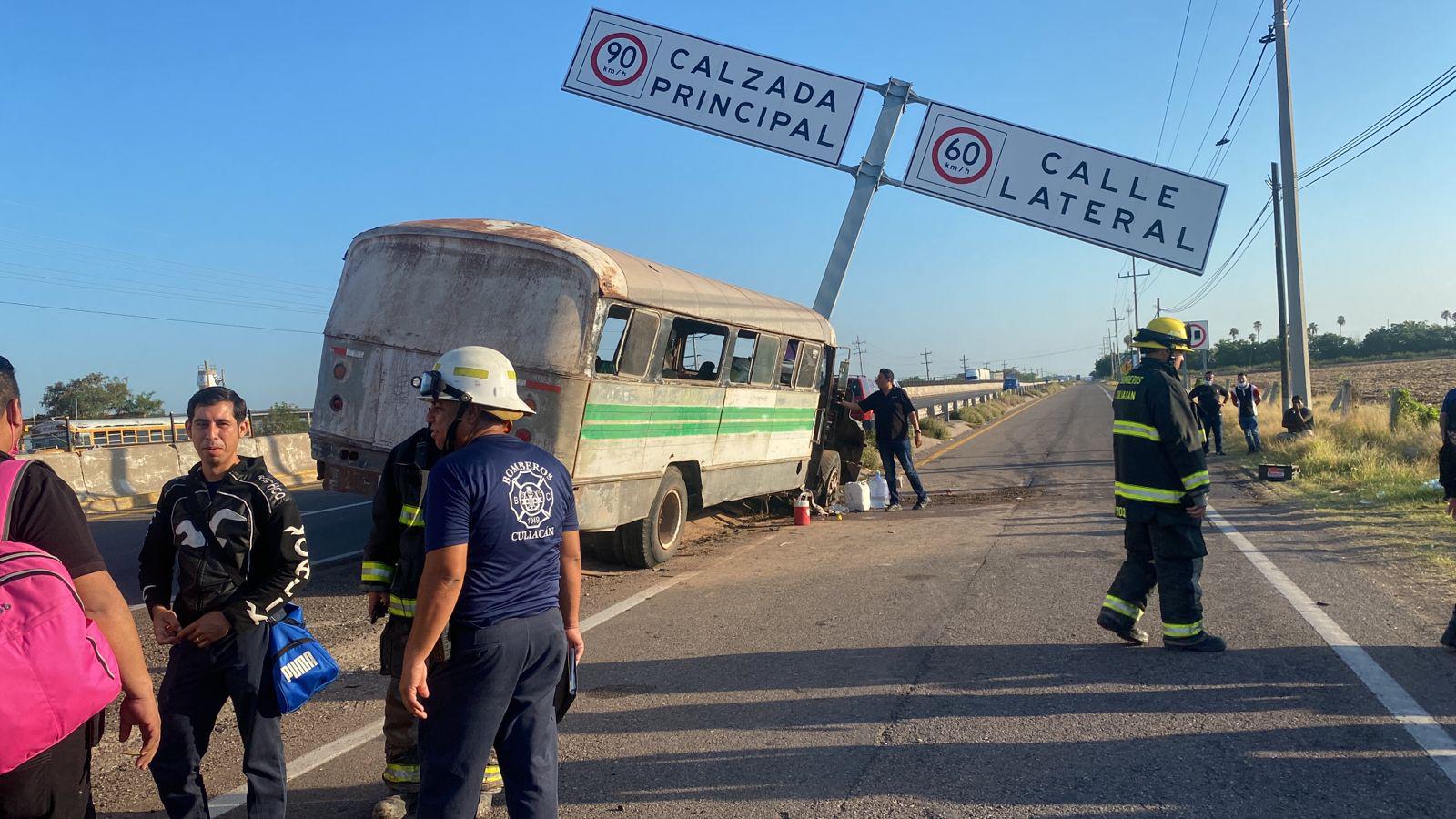 $!Se estrella camión que transportaba a jornaleros agrícolas en Costa Rica, al sur de Culiacán