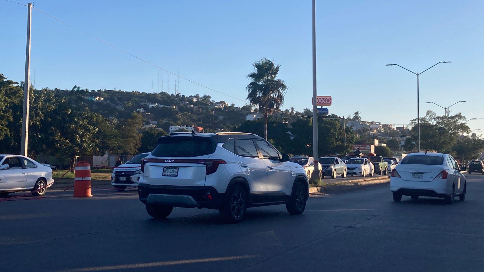 $!Cierran tramo en la avenida Manuel J. Clouthier; habilitan un carril de doble sentido vial