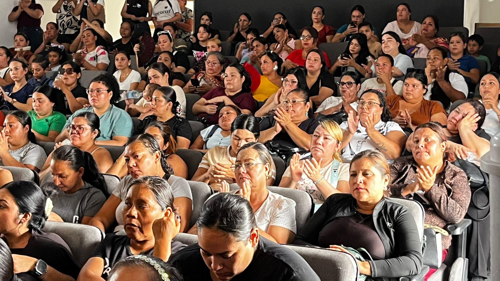 $!Entregan apoyos del programa Unidas a 200 madres solteras en Mazatlán
