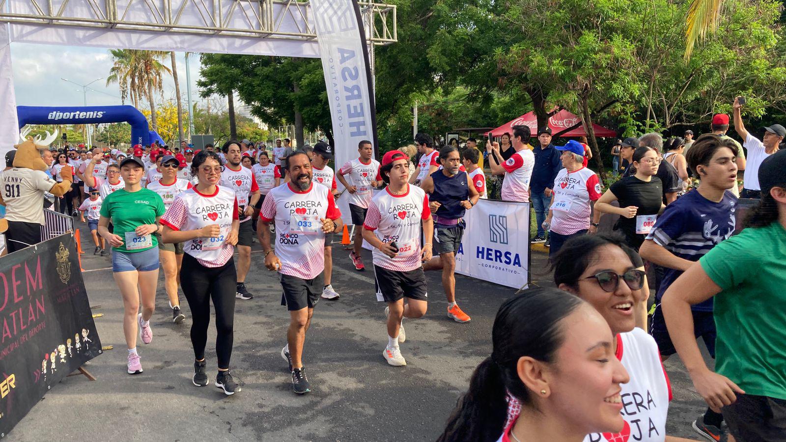 $!Jesús Labrador y Aragetze Nava triunfan en la primera Carrera Roja en Mazatlán