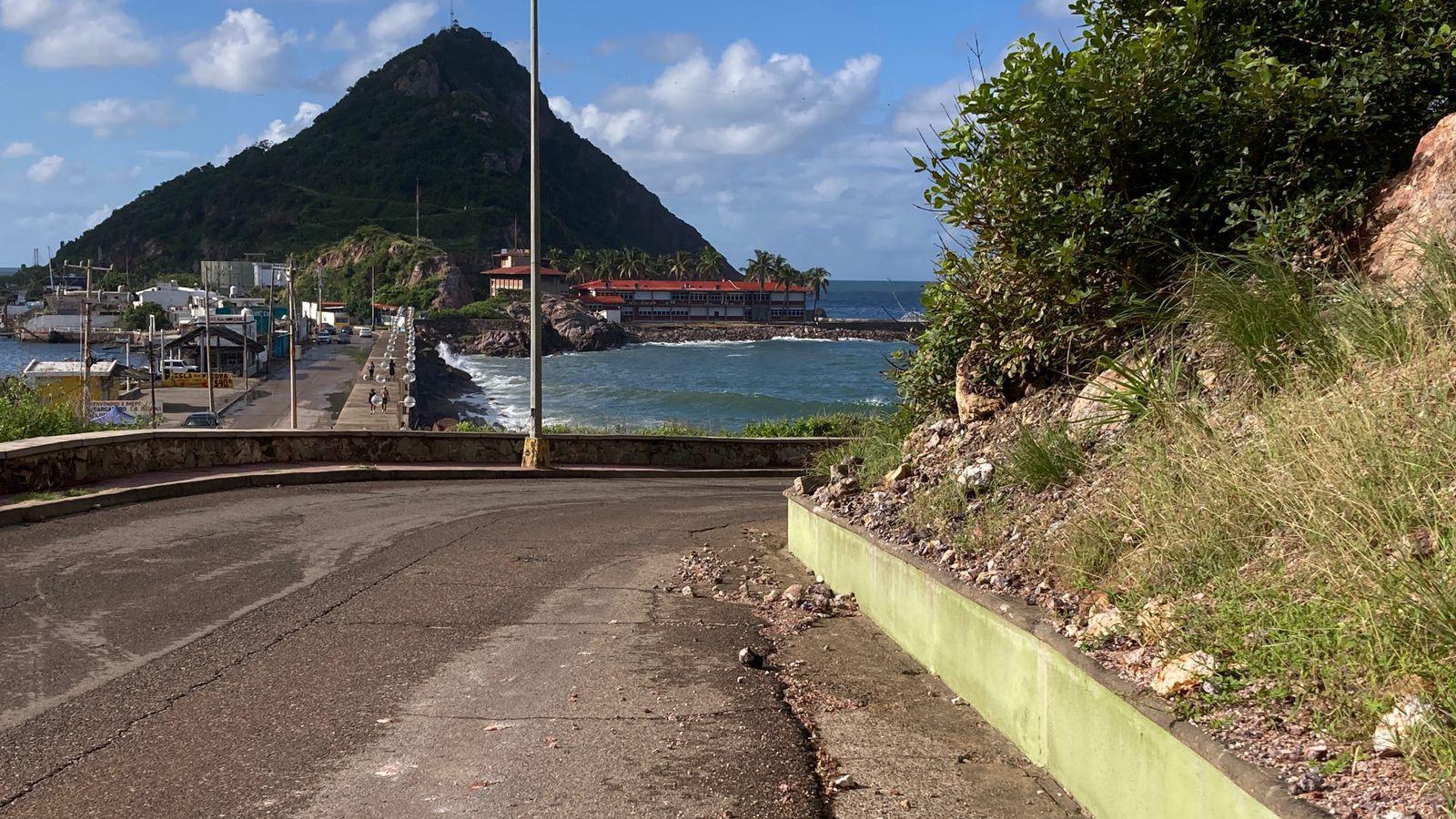 $!Se registra deslave en el Cerro del Vigía tras lluvias en Mazatlán
