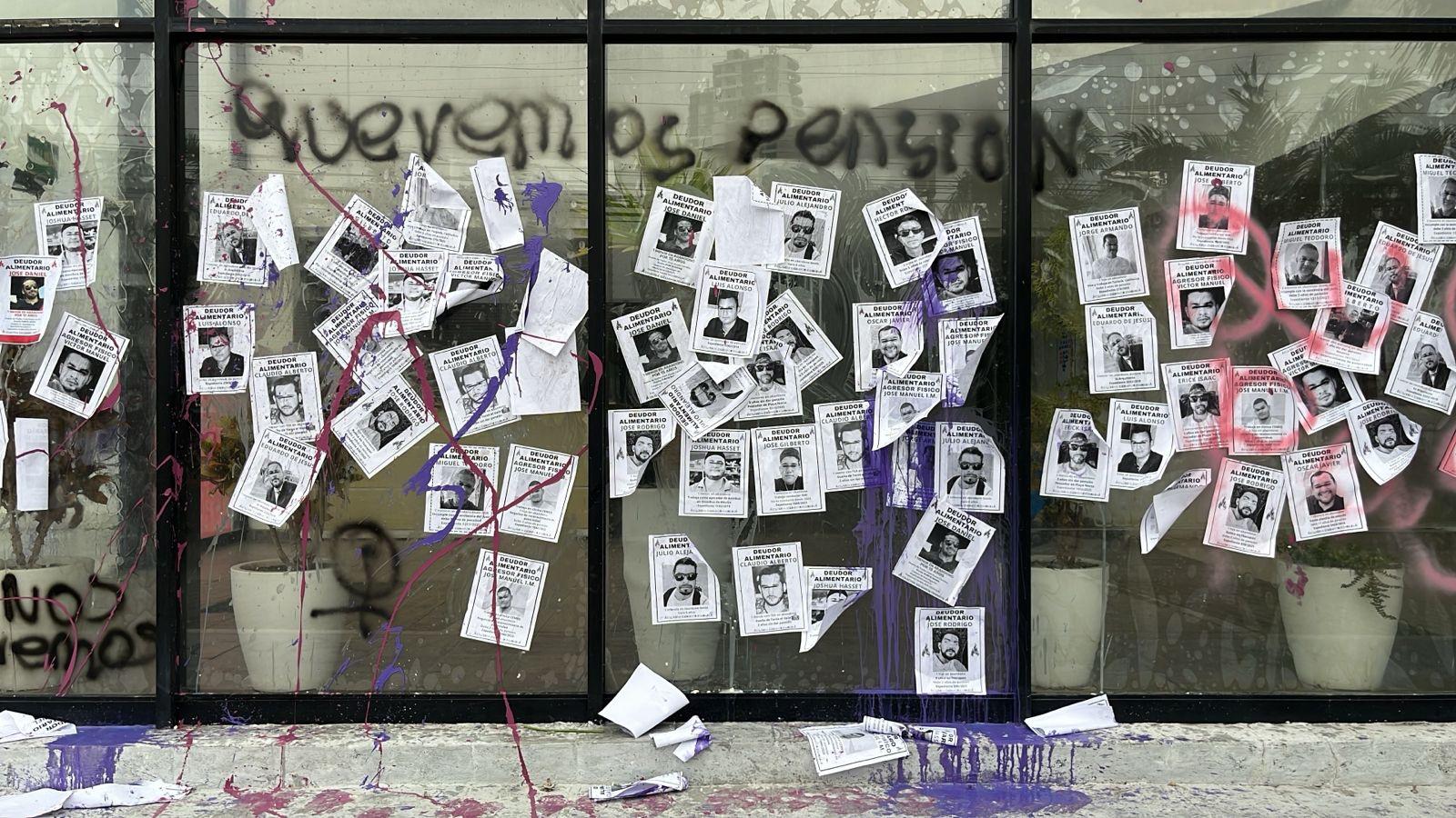 $!Pintan edificio del Poder Judicial durante Marcha 8M en Mazatlán