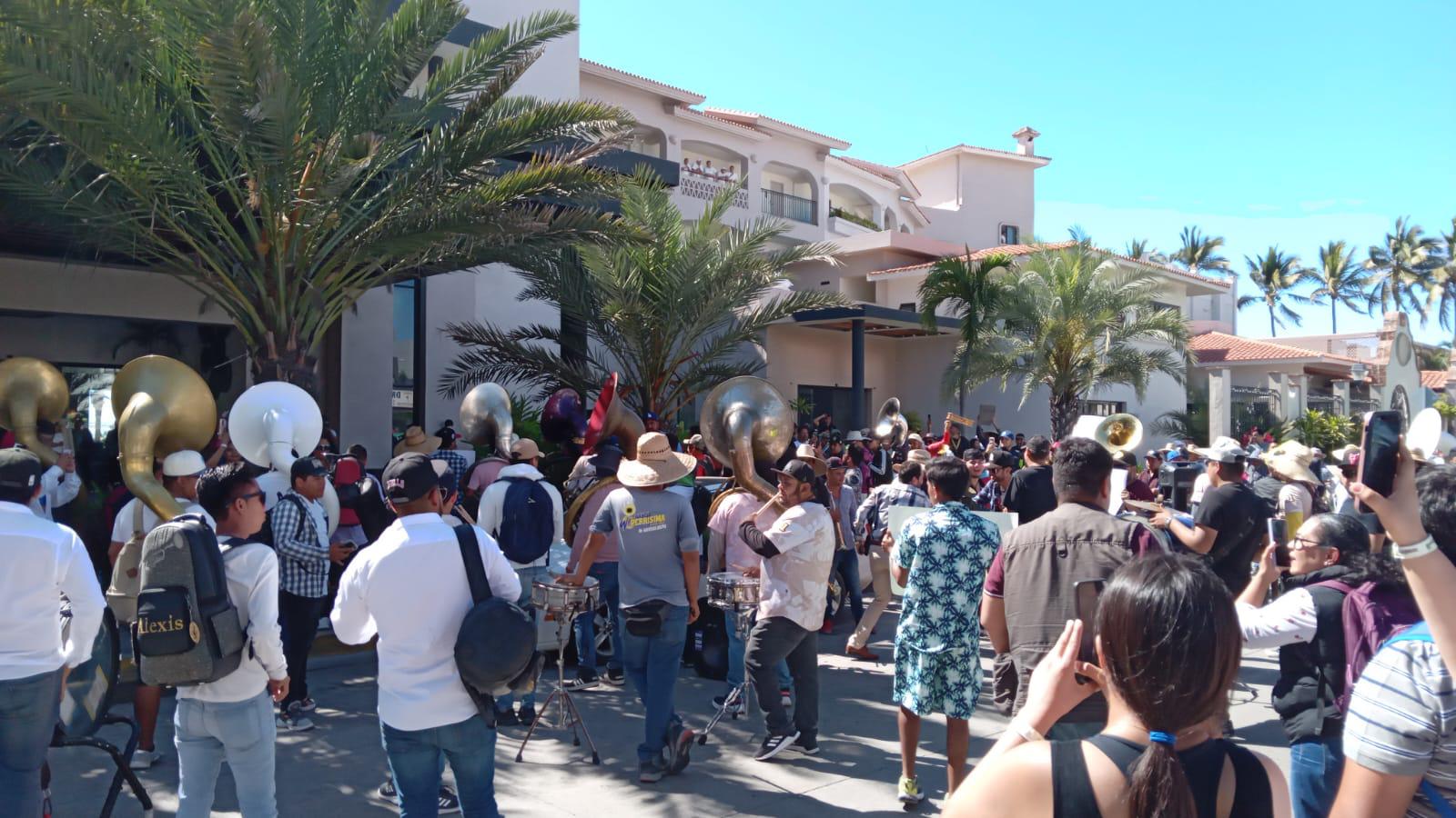 $!Se manifiestan músicos tocando y con marcha en plena zona turística