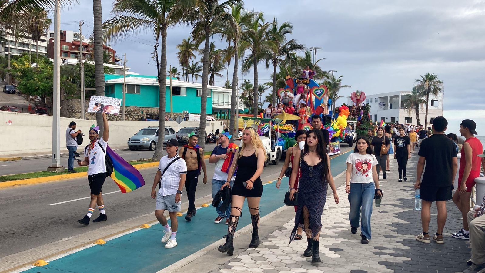 $!Marcha Maz Orgullo 2025 llena el malecón de Mazatlán de color y alegría