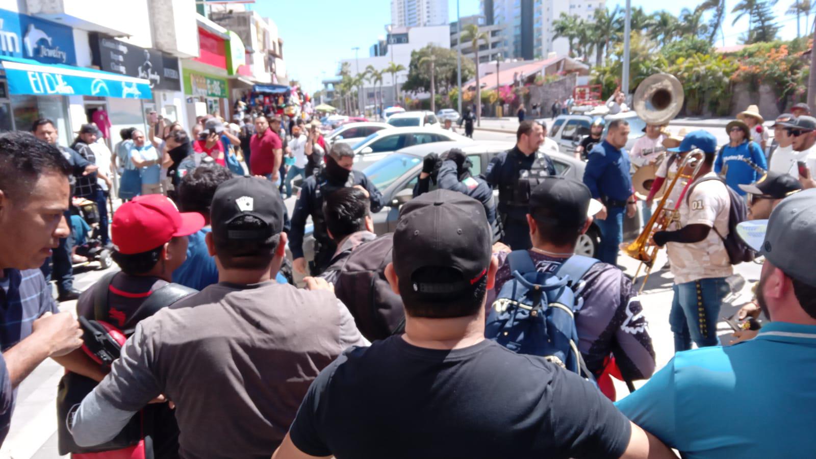 $!Se manifiestan músicos tocando y con marcha en plena zona turística